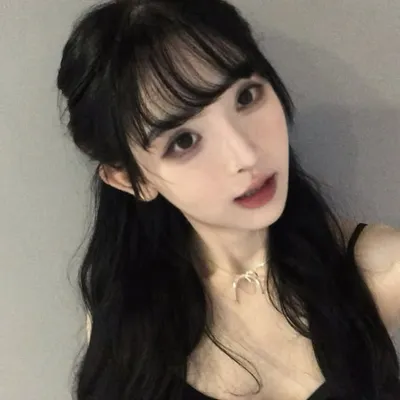 伊 profile