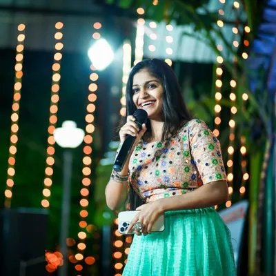 priya anchor pavi profile