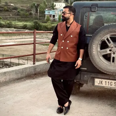 Tan Veer profile