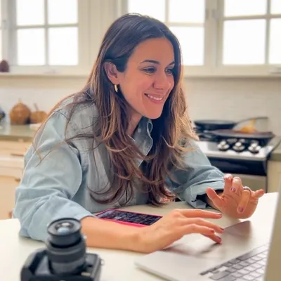 Abril Kushner profile