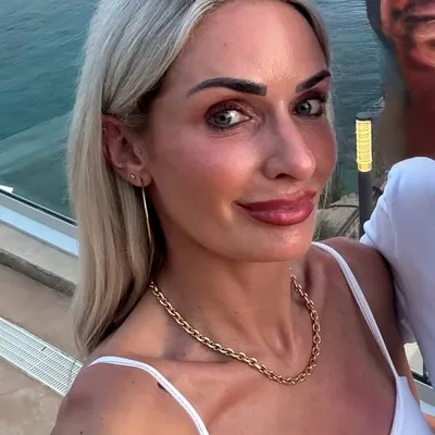 Laura Morris profile