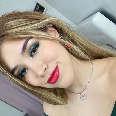 Aimee Flores profile