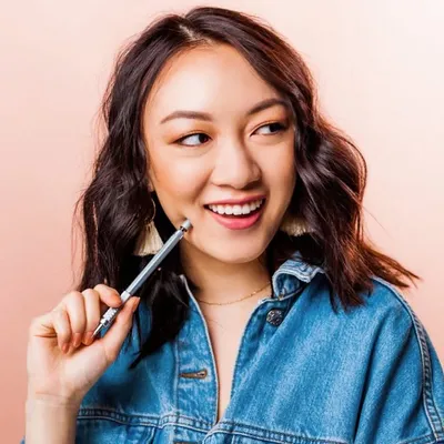Follow @AmandaRachLee profile