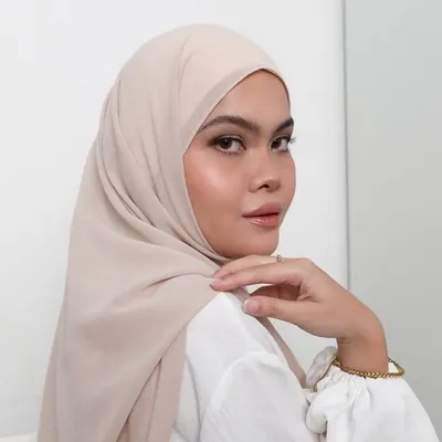 Annetta Darandri | Beauty + Fashion profile