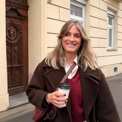 ANNIKA SIMON // STYLIST profile