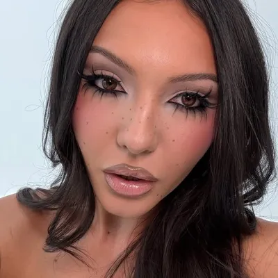 Atiana De La Hoya profile