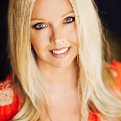 Author Amber Kelly profile