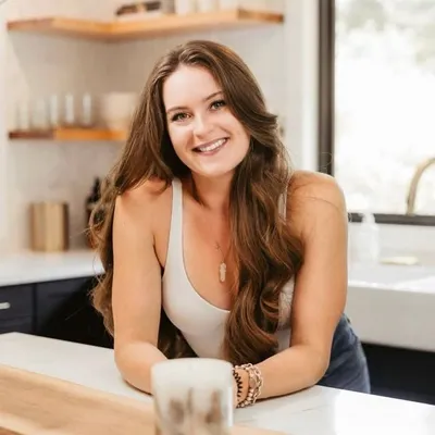 HOLISTIC NUTRITIONIST + WELLNESS COACH🌞 profile