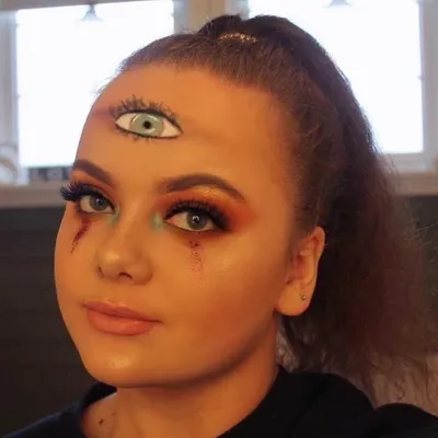 Makeup and art by Simone profile