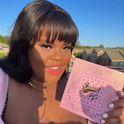 High shine, Hydrating Lipgloss profile