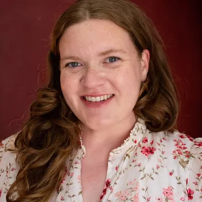 Ashlee Bennett - artist, author, therapist profile