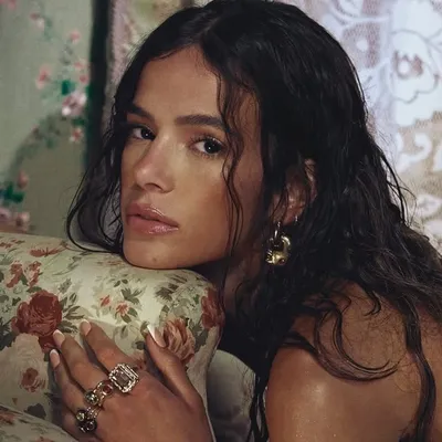 Bruna Marquezine profile