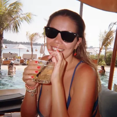Carolina Neves profile