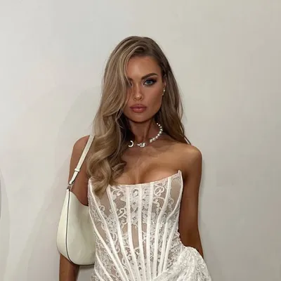 LAURA KNOWLES profile