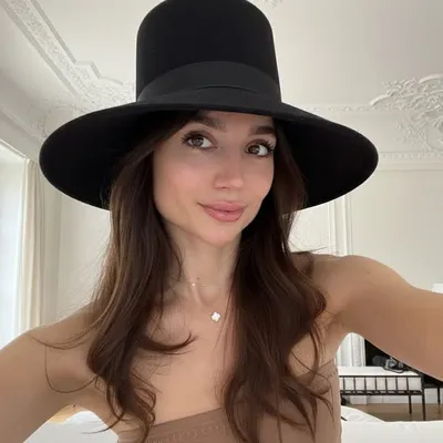 Chloé BUCSI profile