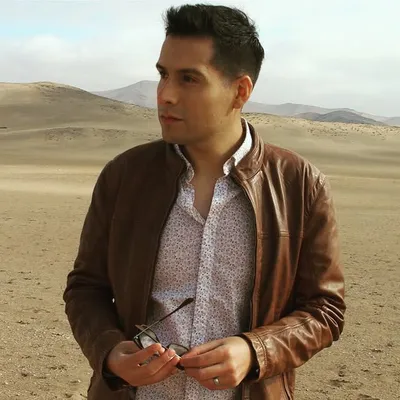 Chris Farías profile