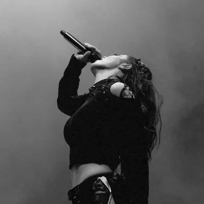 Chrissy Costanza profile