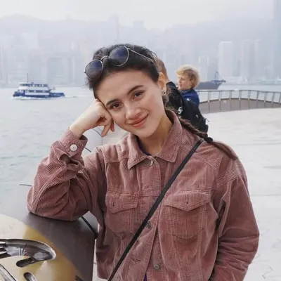Christina 靠右邊走 profile