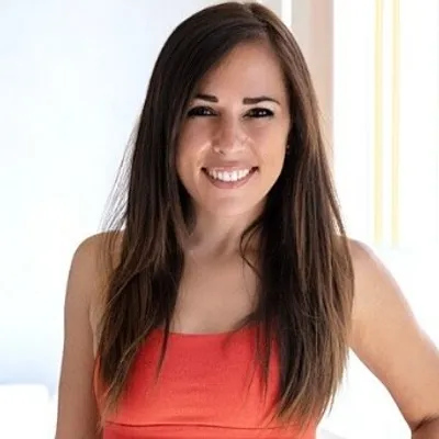 Claudia Casanova | Insegnante Yoga & Wellness Creator profile