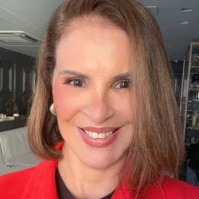 Claudia Manhães profile
