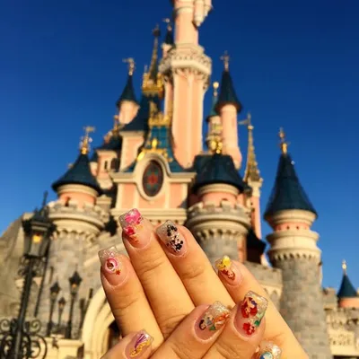 Cris nails profile