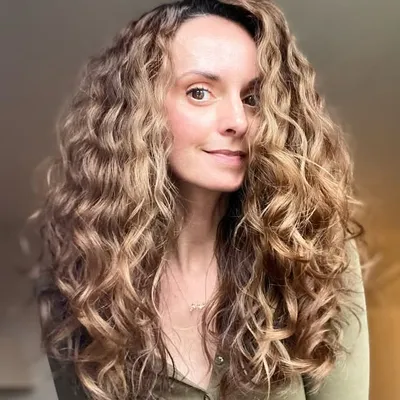 Curly Caridad🇬🇧 London| Content Creator | Help for lost Wavies profile