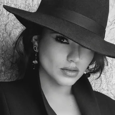 Daniela Nares. Latina content creator profile