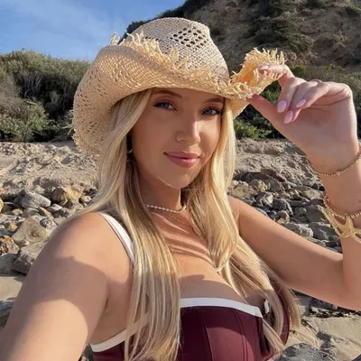 Danielle Elise I Mom Life, Style, & Wellness profile
