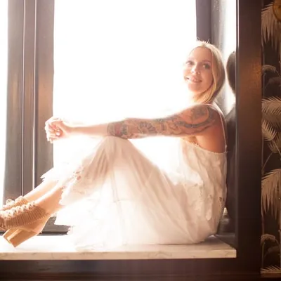 Dani Hampton profile