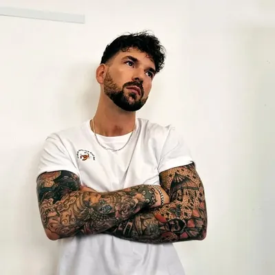 D A N I E L profile