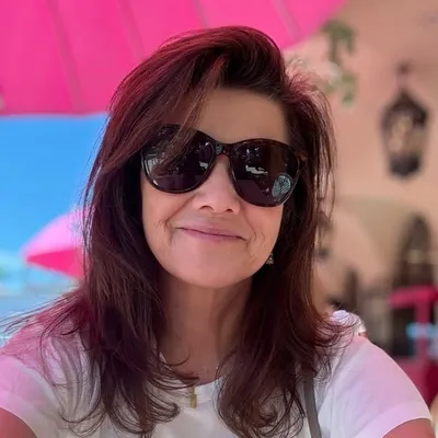 Daphne Zuniga profile