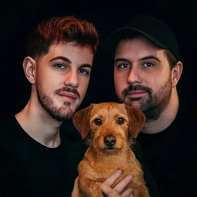 DEUX GARS ET UN CHIEN profile