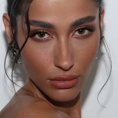 LIVIA DUMONT profile