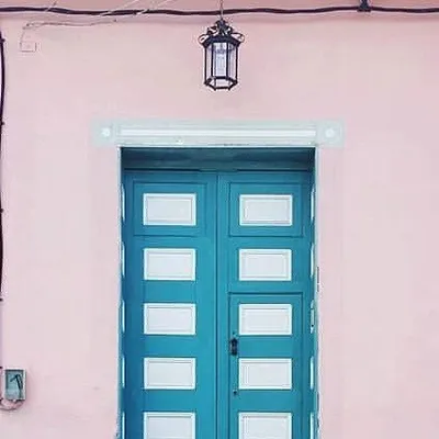 Portraits of doors profile