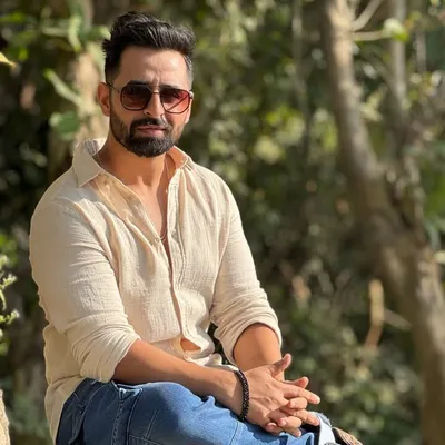 Dr Naveed War profile