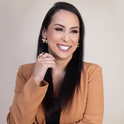 Nicole R. Guimarães profile