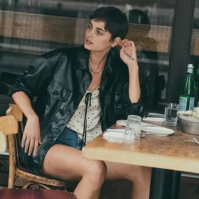 Dress Like Taylor Hill profile