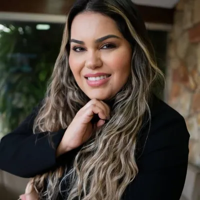 Edneia-Hairstylist profile