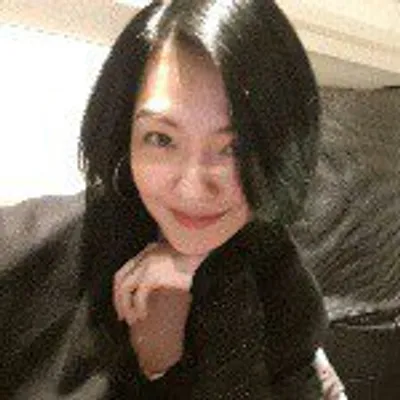 Dee profile