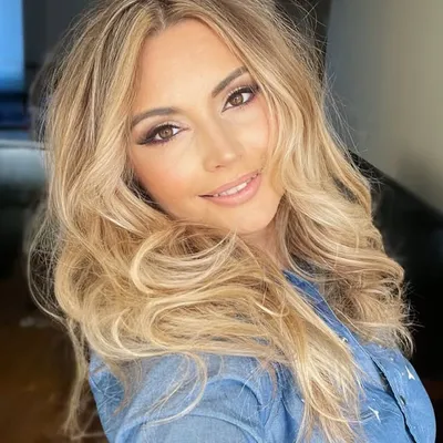Elle Bond profile