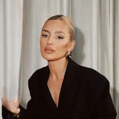 Elena Burlac | minimalist ootd | frugal chic profile