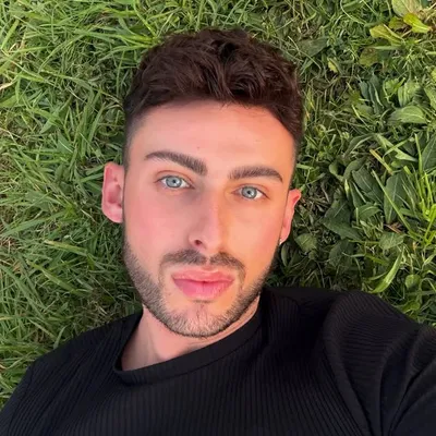 Elliot Cole Small profile