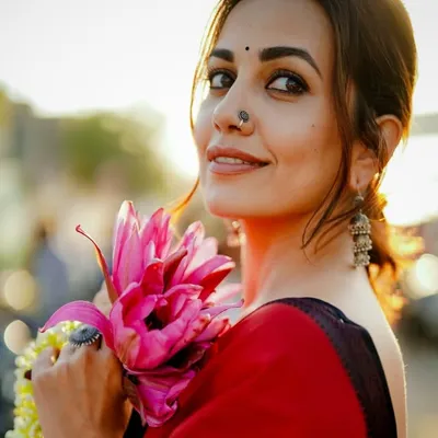 Esha Kansara profile