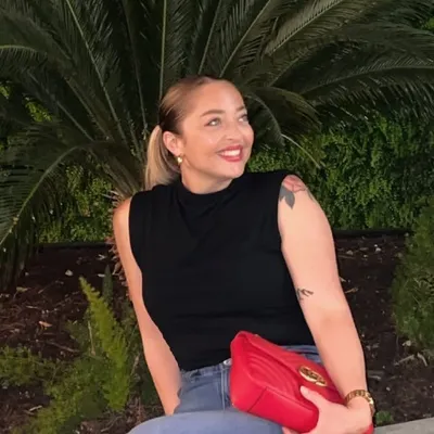 Esra Mills profile