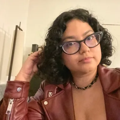 Eva Recinos: Writer profile