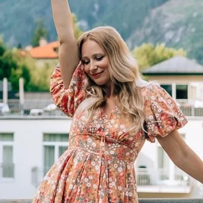 ELENA • ONLINE BUSINESS • REMOTE WORK • TRAVEL profile