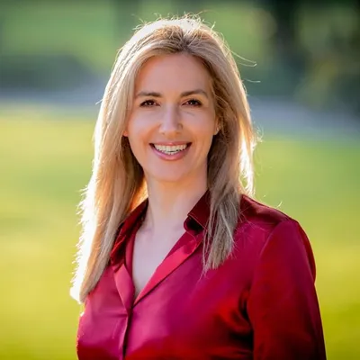 Laura Dowling profile