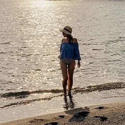 Far Away | Claudia profile