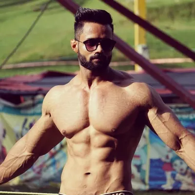Official Aamil Farooqui profile