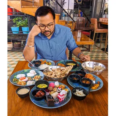 YASH | Reacts • Eats • Vlogs profile
